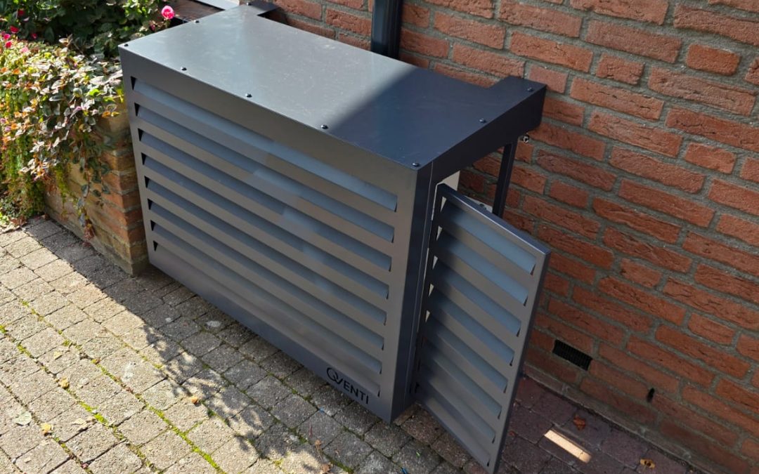 Installatie in Kessel met antraciet Qventi omkisting met deur