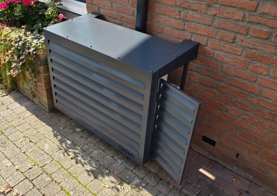Installatie in Kessel met antraciet Qventi omkisting met deur