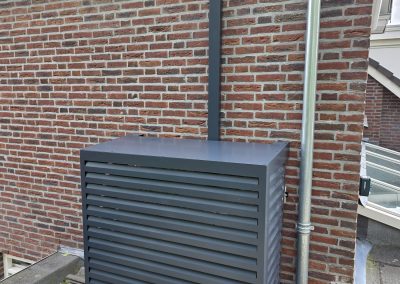 Installatie in ’t Ven met Qventi omkisting en aluminium goten